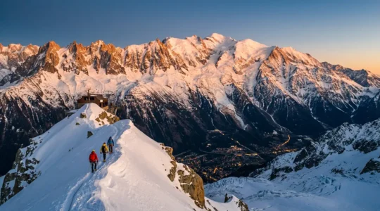 Vue aérienne de Chamonix avec des alpinistes en cordée sur les crêtes de l'Aiguille du Midi au coucher du soleil
