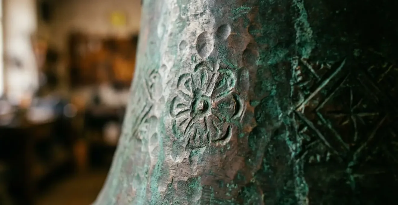Détail macro d'une cloche en bronze avec patine naturelle et gravures traditionnelles