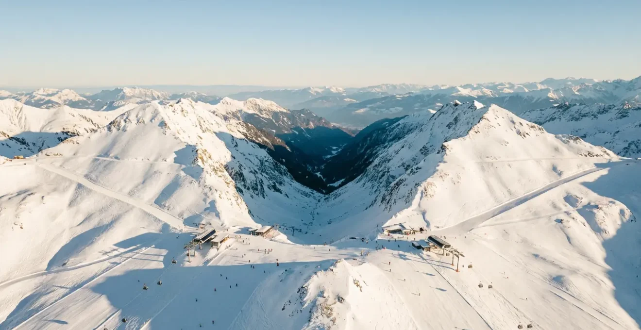 Vue aérienne panoramique des domaines skiables des 3 Vallées et Portes du Soleil