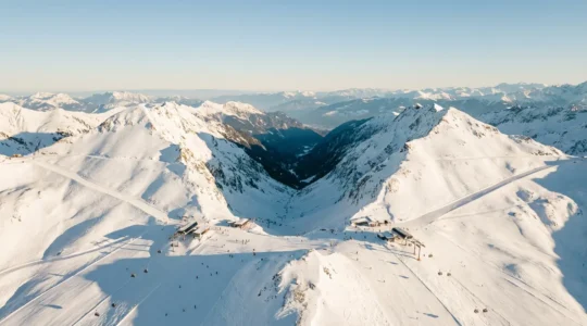 Vue aérienne panoramique des domaines skiables des 3 Vallées et Portes du Soleil