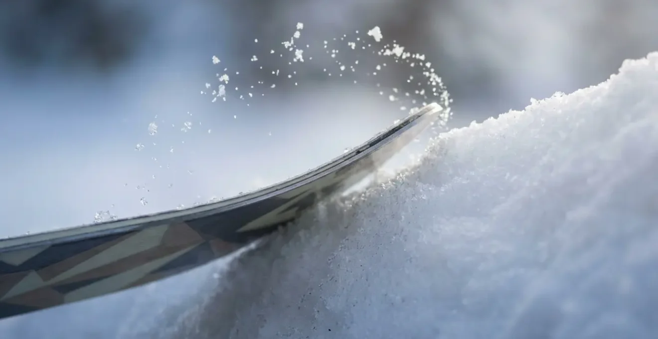 Détail macro d'une carre de ski mordant dans la neige cristalline