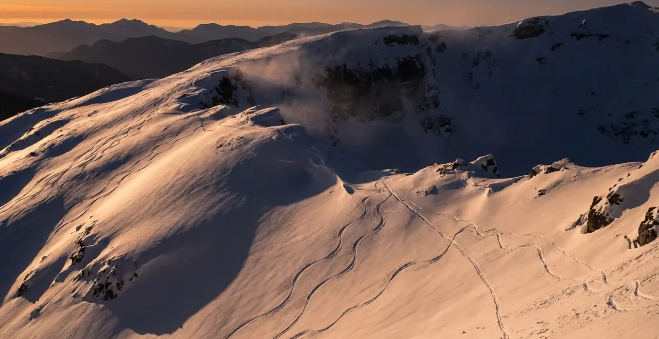 Traces de ski sur une pente raide avec zones de danger visibles